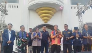 PEMBUKAAN: Camat Tambun Selatan, Sopian Hadi, didampingi Ketua Karang Taruna Kabupaten Bekasi dan unsur Muspika, membuka secara resmi Tambun Expo 2025 di halaman Museum Gedung Juang 45, Tambun Selatan, Jumat (25/07/2025)