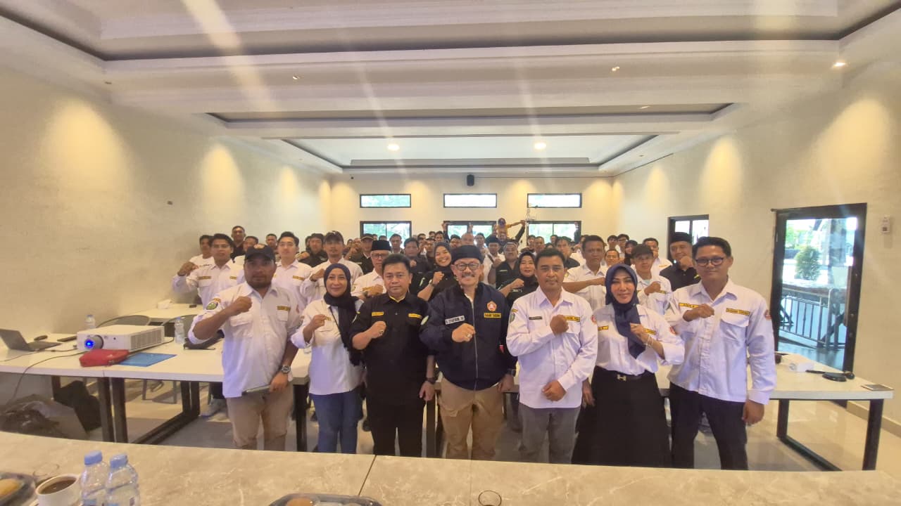 *Rapat Pleno dan Upgrading Pengurus Karang Taruna Kabupaten Indramayu Tahun 2025 : "Transformasi diri, Menyalakan Energi baru untuk Karang Taruna Maju"* Indramayu, [ 12 Oktober 2025 ] – Pengurus Karang Taruna Kabupaten Indramayu sukses menggelar Rapat Pleno dan Upgrading Pengurus Tahun 2025 yang berlangsung pada [ Aula Shinara Air Cafe ]. Kegiatan ini menjadi momentum penting untuk memperkuat sinergi, evaluasi program kerja, dan meningkatkan kapasitas kepemimpinan seluruh pengurus. Acara tersebut dihadiri oleh Jajaran Pengurus Karang Taruna Kabupaten Indramayu, Sekjen Karang Taruna Perwakilan Provinsi Kecamatan Karang Taruna, serta tamu undangan dari Dinas Sosial. Rapat pleno membahas evaluasi kegiatan tahun berjalan, penyusunan strategi program kerja tahun 2026, serta penguatan struktur organisasi agar lebih responsif terhadap dinamika sosial di tingkat desa dan kecamatan. Dalam sambutannya, Ketua Karang Taruna Kabupaten Indramayu, [H. Syaefudin], tekanan pentingnya pembenahan ini sebagai ajang konsolidasi internal. “Kami ingin memastikan bahwa seluruh pengurus memiliki visi dan semangat yang sama dalam membangun Karang Taruna sebagai wadah kreatif dan solutif untuk generasi muda,” ujar [H. Syaefudin]. Selain rapat pleno, kegiatan ini juga dirangkaikan dengan Upgrading Pengurus, yang berisi materi kepemimpinan, manajemen organisasi, dan strategi komunikasi publik. Narasumber yang hadir berasal dari sejarawan, praktisi kepemudaan, dan tokoh masyarakat Indramayu. PLT. Kepala Dinas Sosial Kabupaten Indramayu, [ WASKAM ], dalam Arahnya menyampaikan dukungan penuh kepada Karang Taruna sebagai mitra strategis pemerintah dalam pembangunan sosial. “Karang Taruna harus menjadi pelopor kemandirian dan inovasi sosial di masyarakat, terutama dalam isu-isu kepemudaan, ketahanan keluarga, dan ekonomi kreatif,” ungkapnya. Dengan semangat kolaborasi dan pembaruan visi, diharapkan hasil dari rapat pleno dan penataran ini mampu melahirkan program-program yang lebih berdampak dan membumi, serta memperkuat eksistensi Karang Taruna di tengah masyarakat. Dokumentasi kegiatan dan hasil keputusan rapat pleno akan menjadi dasar penyusunan langkah-langkah strategi ke depan, sebagai bagian dari peta jalan pengembangan organisasi hingga kepengurusan periode akhir.